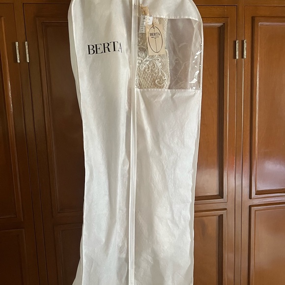 Beautiful BERTA WEDDING DRESS - Picture 14 of 14